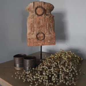 Oude houten poer op statief